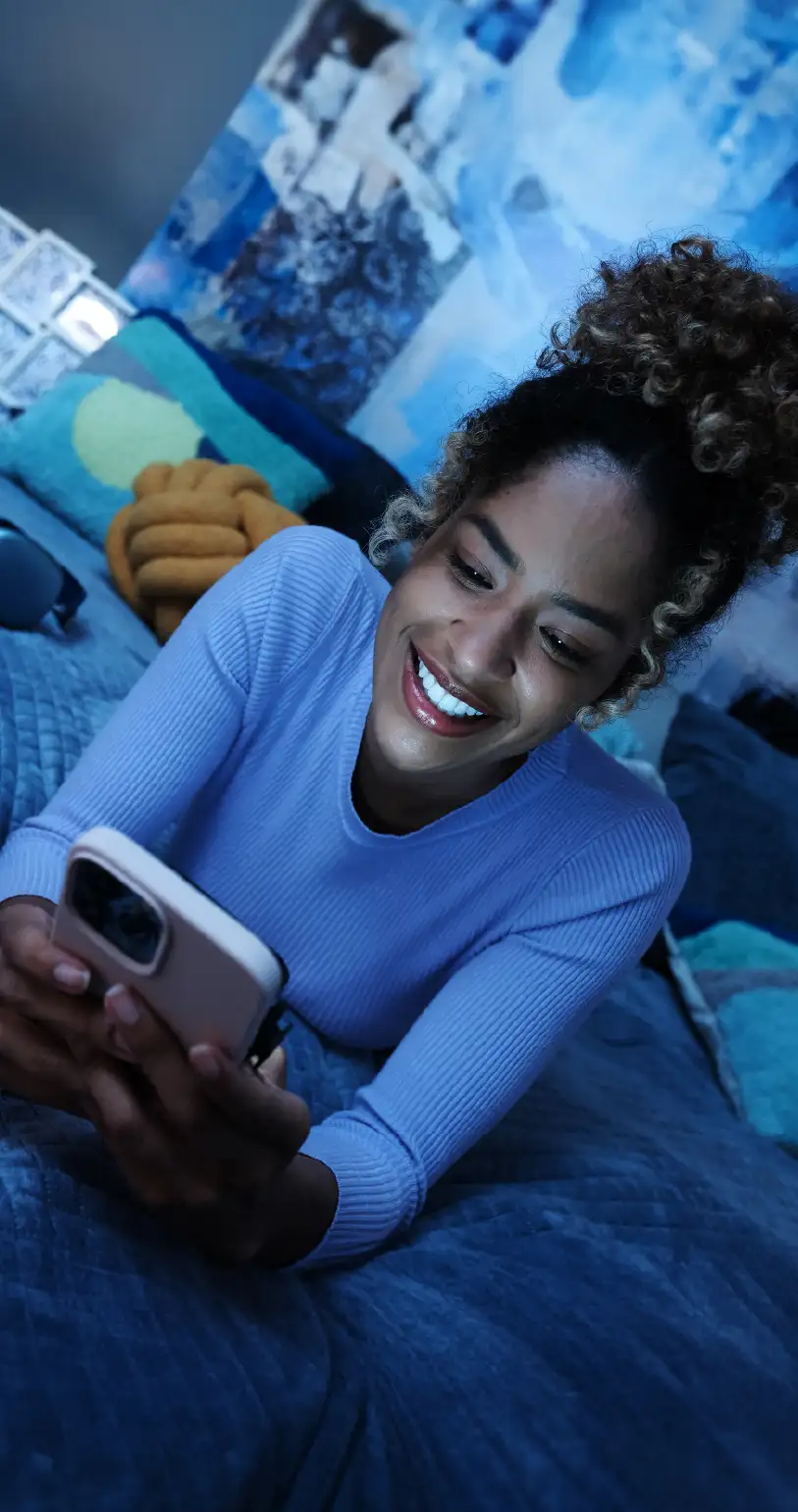 Mujer solicitando cuenta dogital desde su celular.